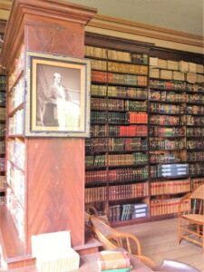 A library with many books on the shelves.